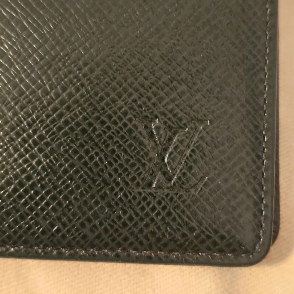 LOUIS VUITTON Taiga Brazza Wallet in dark green - Picture 4 of 9
